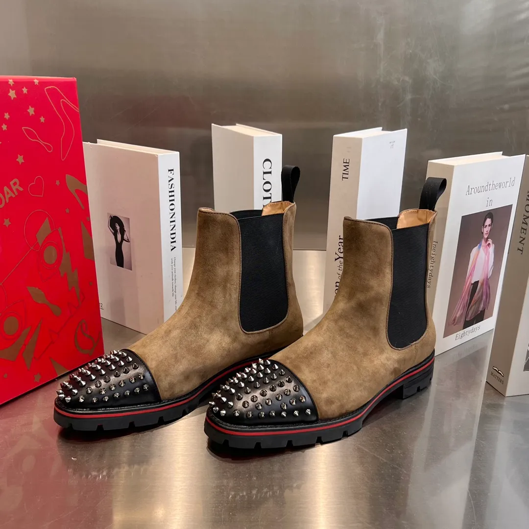 👟👟Ex-factory price 860👟👟 ╔Tire sole front toe nail army green sheep boots╗ ·Top version customization·²⁰²²𝐬𝐬 𝑪𝒉𝒓𝒊𝒔𝒕𝒊𝒂𝒏 𝑳𝒐𝒖𝒃𝒐𝒖𝒕𝒊𝒏 ▪️No matter the last shape, fabric, diamonds, nails, lining, outsole, they are as close as possible to ZP... ▪️The original sole is specially provided by the original factory ▪️The lining is imported water-dyed cowhide ▪️Private customization time is about 3-7 days —————— Size: Men's 39M-47M